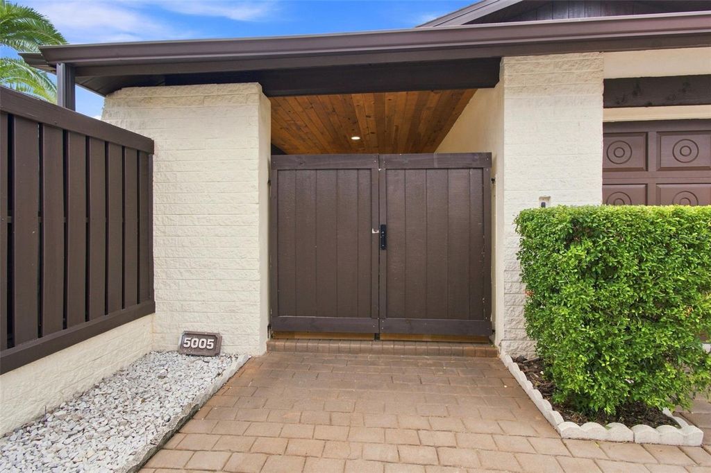 Image 7 of property listing at 5005 PALOMA DRIVE, Tampa, FL 33624