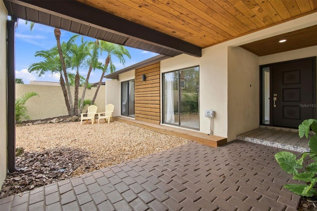 Image 8 of property listing at 5005 PALOMA DRIVE, Tampa, FL 33624
