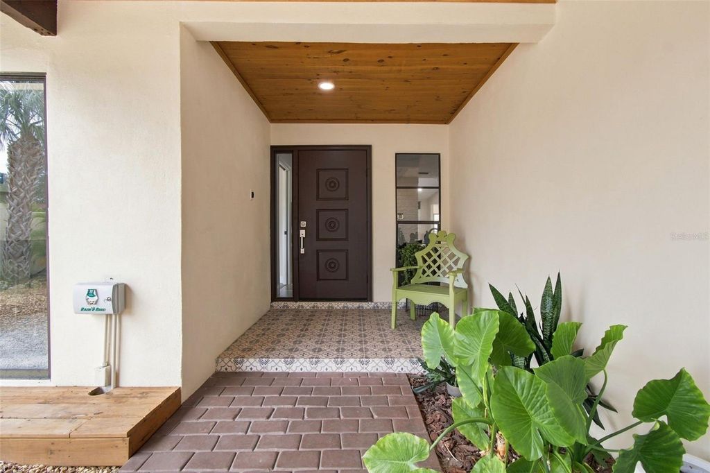 Image 9 of property listing at 5005 PALOMA DRIVE, Tampa, FL 33624