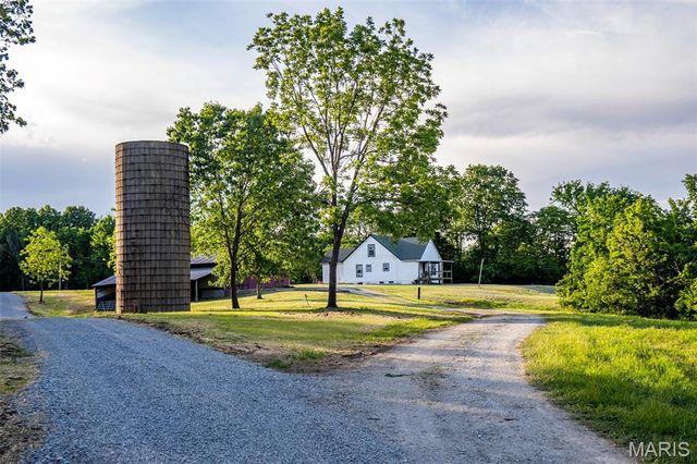 1144 Tickridge Road, Elsberry, MO 63343