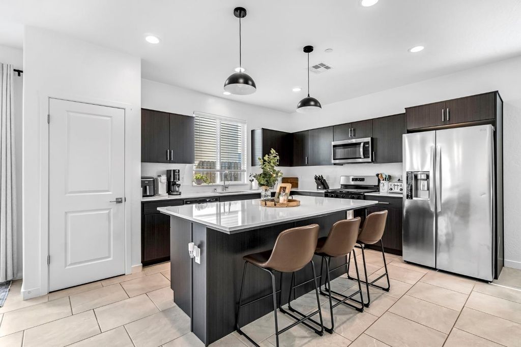 Image 10 of property listing at 367 Talus Way S, Madera, CA 93636