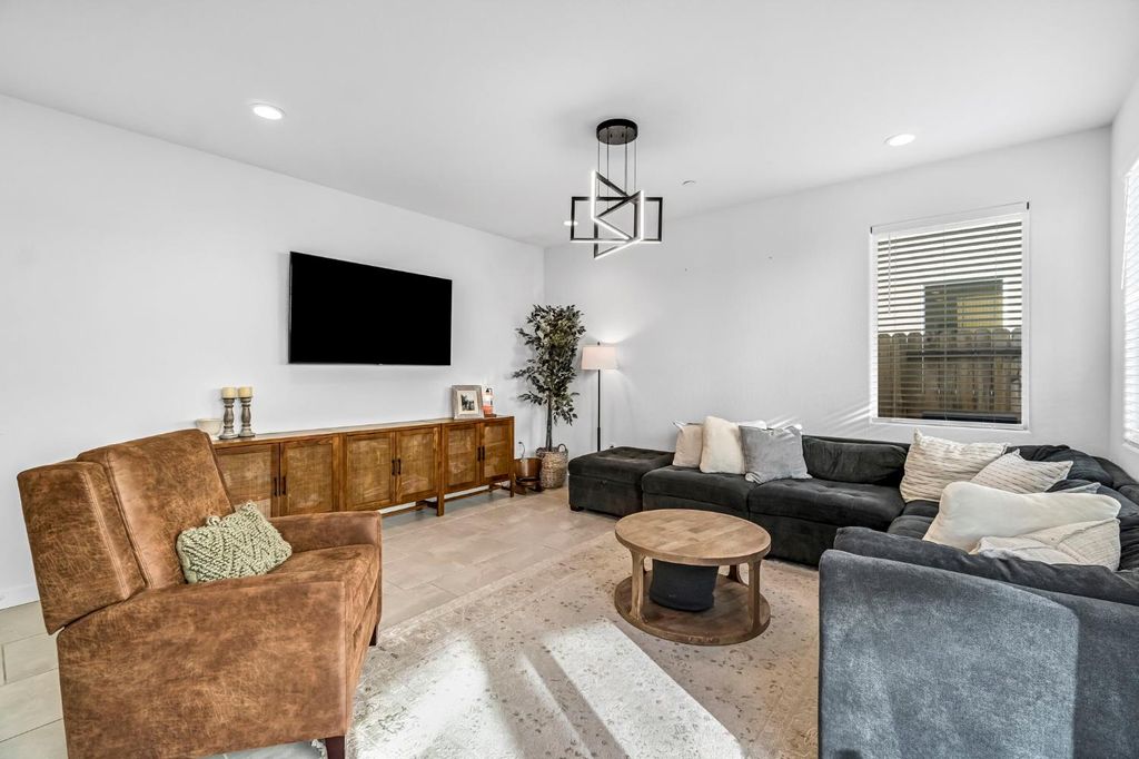 Image 14 of property listing at 367 Talus Way S, Madera, CA 93636