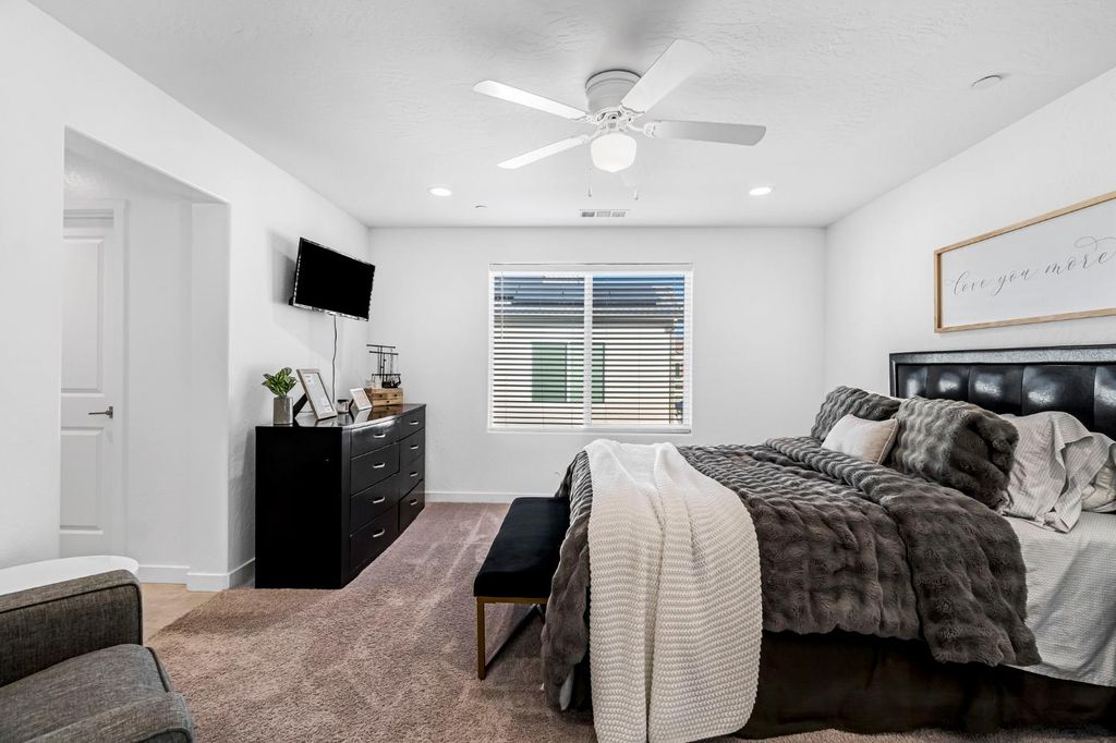 Image 25 of property listing at 367 Talus Way S, Madera, CA 93636