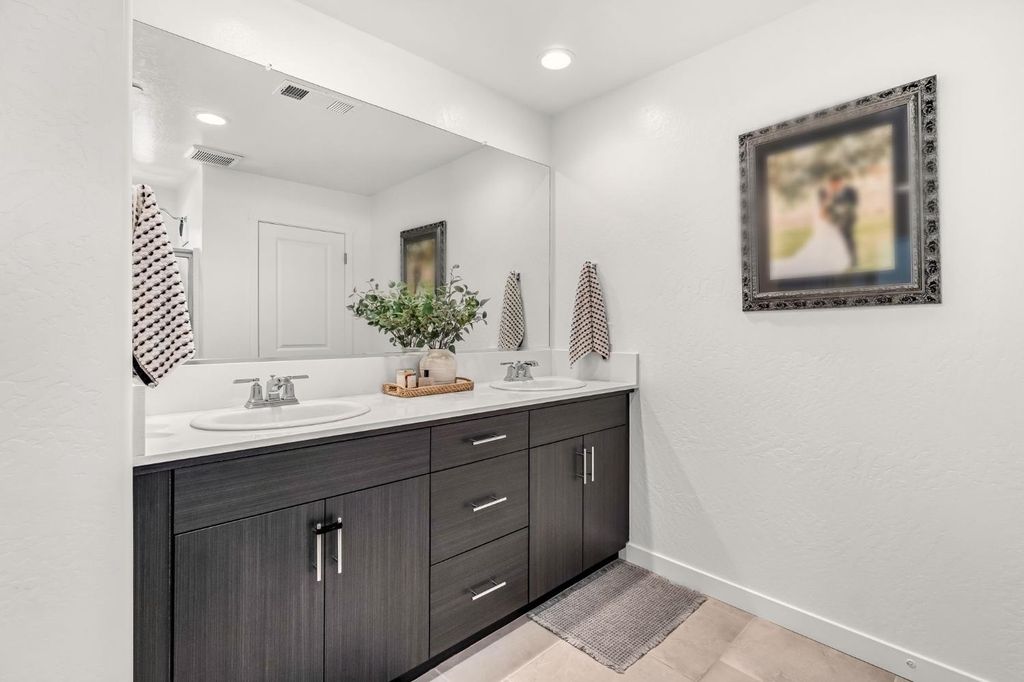 Image 29 of property listing at 367 Talus Way S, Madera, CA 93636