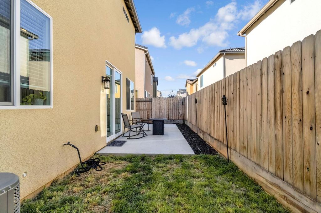 Image 33 of property listing at 367 Talus Way S, Madera, CA 93636