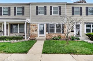 902 Little Hill Court, Rochester Hills, MI 48307
