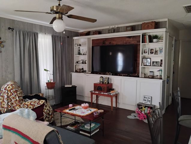 704 E 9th Street, Kemp, TX 75143