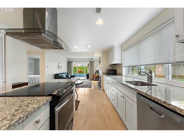 198 N HAYDEN BAY Dr, Portland, OR 97217