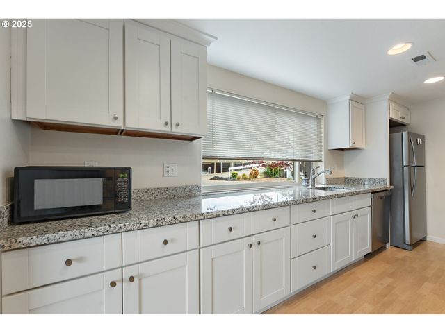 198 N HAYDEN BAY Dr, Portland, OR 97217