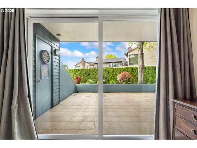 198 N HAYDEN BAY Dr, Portland, OR 97217