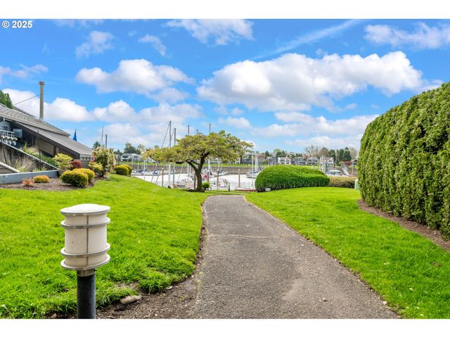 198 N HAYDEN BAY Dr, Portland, OR 97217