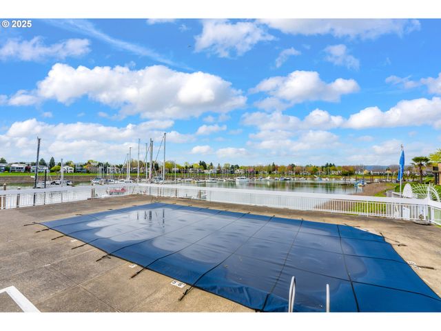 198 N HAYDEN BAY Dr, Portland, OR 97217