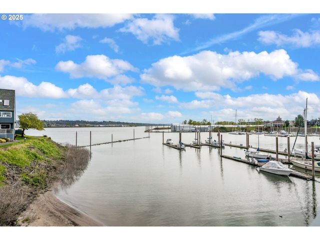 198 N HAYDEN BAY Dr, Portland, OR 97217