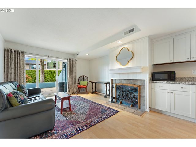 198 N HAYDEN BAY Dr, Portland, OR 97217