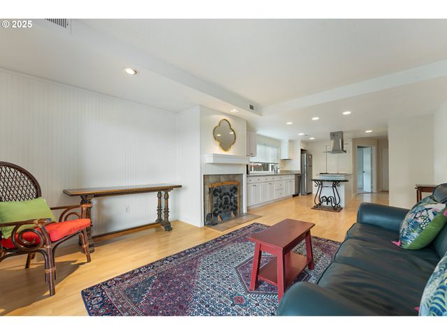 198 N HAYDEN BAY Dr, Portland, OR 97217