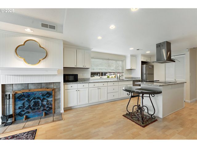 198 N HAYDEN BAY Dr, Portland, OR 97217