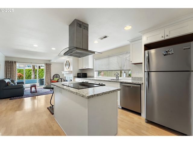 198 N HAYDEN BAY Dr, Portland, OR 97217