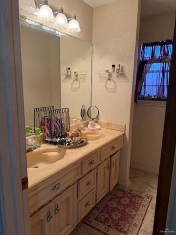 21 E Rios Cove, Roma, TX 78584