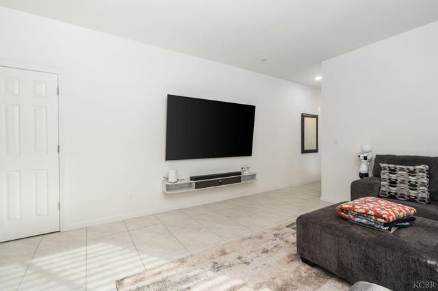 566 Green Lane, Lemoore, CA 93245