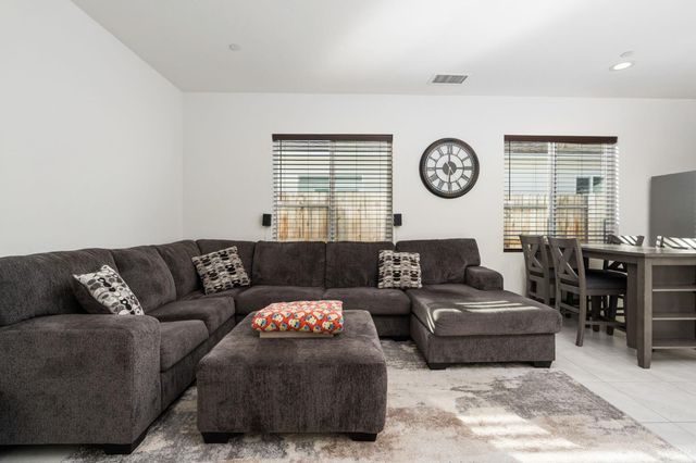 566 Green Lane, Lemoore, CA 93245