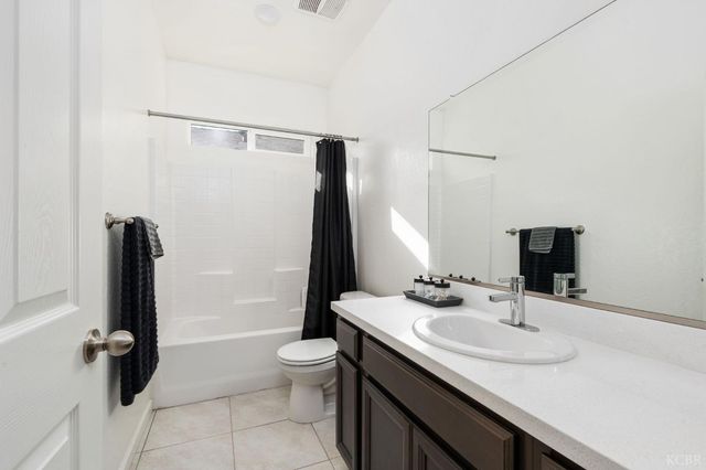 566 Green Lane, Lemoore, CA 93245