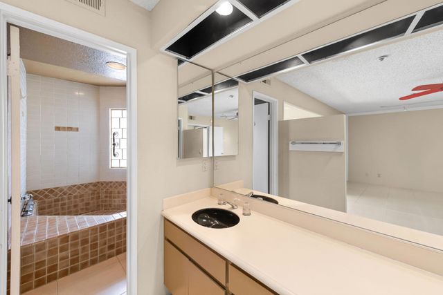969 Village Square N, Palm Springs, CA 92262