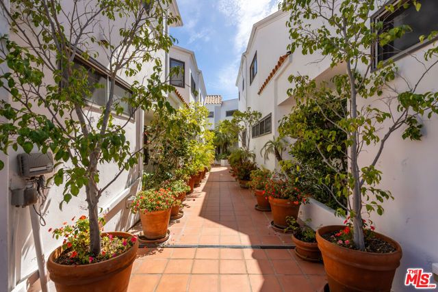 869 S Bundy Drive, Los Angeles, CA 90049
