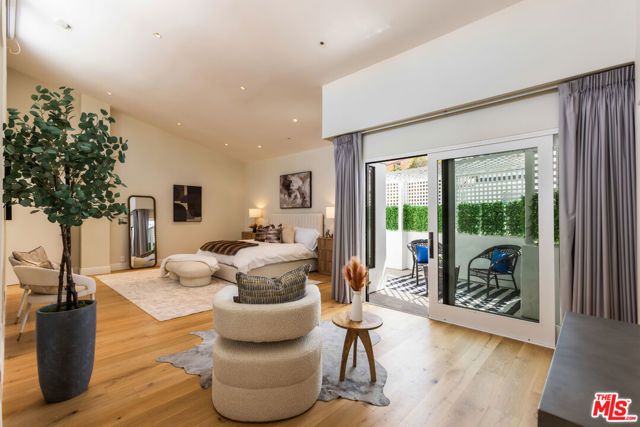 869 S Bundy Drive, Los Angeles, CA 90049