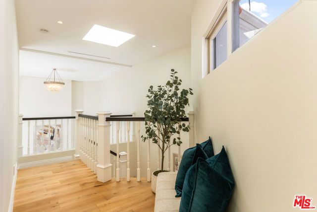 869 S Bundy Drive, Los Angeles, CA 90049