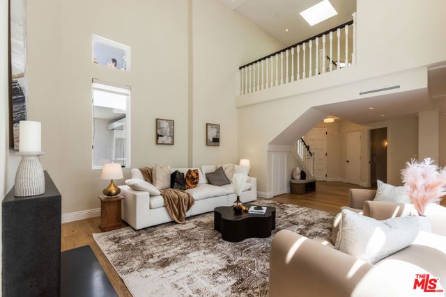 869 S Bundy Drive, Los Angeles, CA 90049
