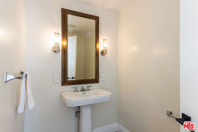 869 S Bundy Drive, Los Angeles, CA 90049