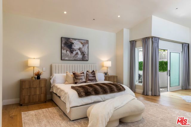 869 S Bundy Drive, Los Angeles, CA 90049