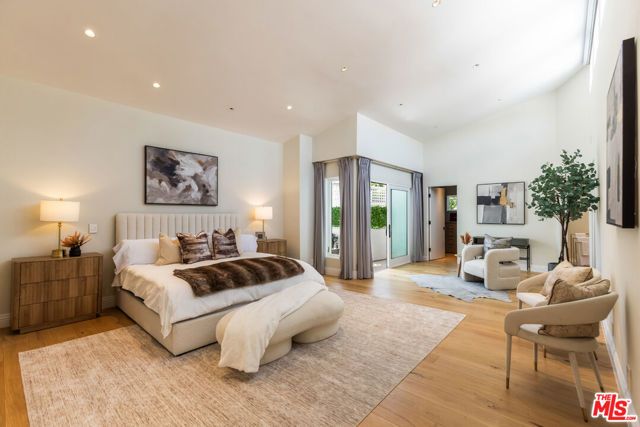 869 S Bundy Drive, Los Angeles, CA 90049