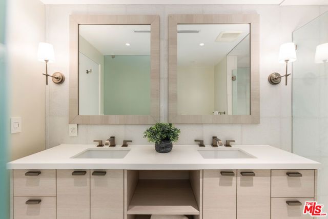 869 S Bundy Drive, Los Angeles, CA 90049