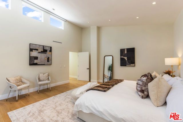 869 S Bundy Drive, Los Angeles, CA 90049