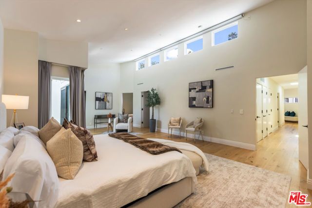 869 S Bundy Drive, Los Angeles, CA 90049