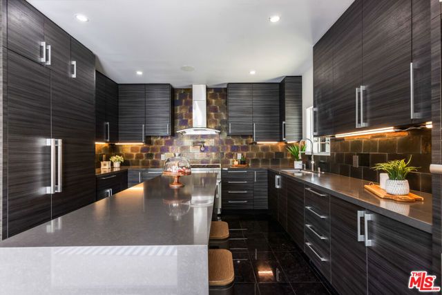 869 S Bundy Drive, Los Angeles, CA 90049