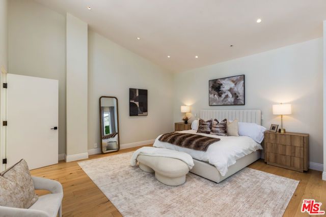 869 S Bundy Drive, Los Angeles, CA 90049