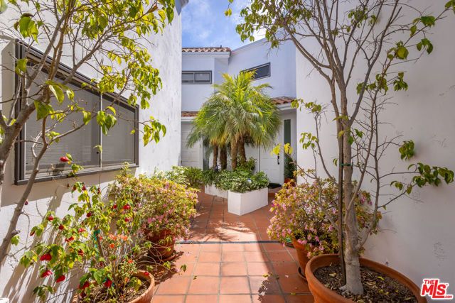 869 S Bundy Drive, Los Angeles, CA 90049