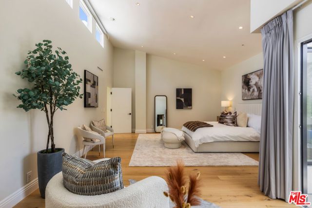869 S Bundy Drive, Los Angeles, CA 90049