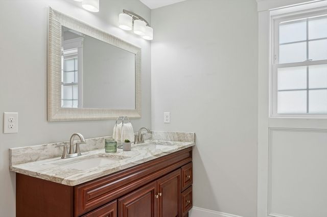 129 Derby St, Worcester, MA 01604