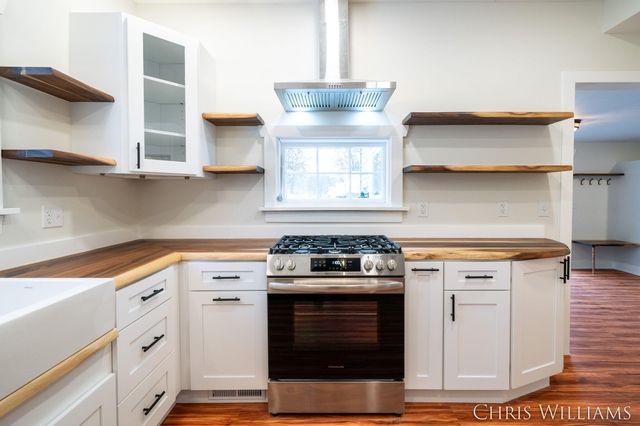 402 W Clinton Street, Hastings, MI 49058