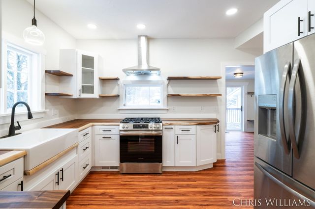 402 W Clinton Street, Hastings, MI 49058