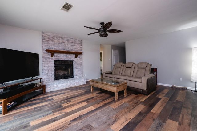 4 Oak Forest Cove, Maumelle, AR 72113
