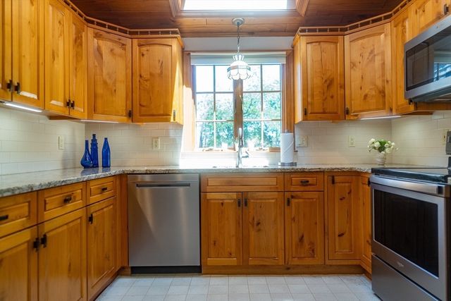 58 Scarsdale Rd, Dennis, MA 02638