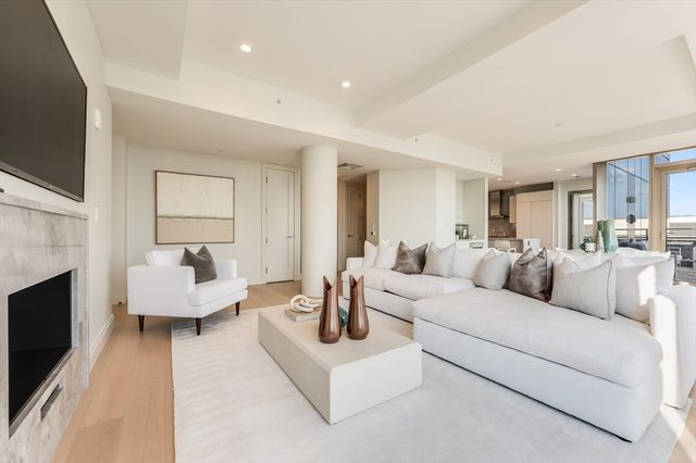 135 Seaport Blvd PH3B, Boston, MA 02210