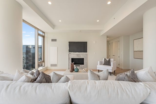 135 Seaport Blvd PH3B, Boston, MA 02210