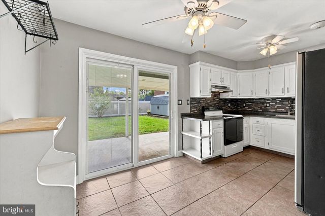10 EAST LN, Levittown, PA 19054