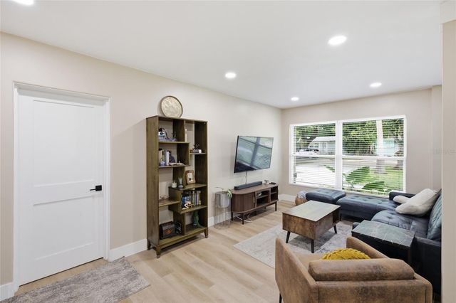 4300 28TH AVENUE N, St Petersburg, FL 33713