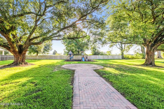 107 Shadow Bend Drive, Broussard, LA 70518